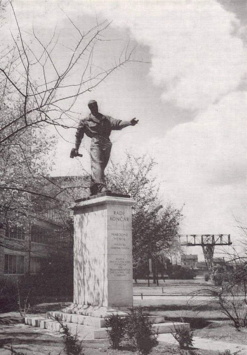 Tvornica 'Rade Končar', spomenik Radi Končaru djelo akademskog kipara Vanje Radauša prvotno postavljen ispred stare upravne zgrade u tvorničkom krugu 1952. godine